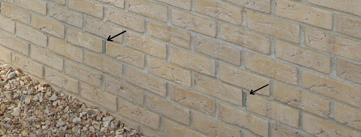 Detail provětrávané fasády z lícových cihel s odvětrávací mřížkou Detail odvětrávané fasády z lícových cihel s mřížkou