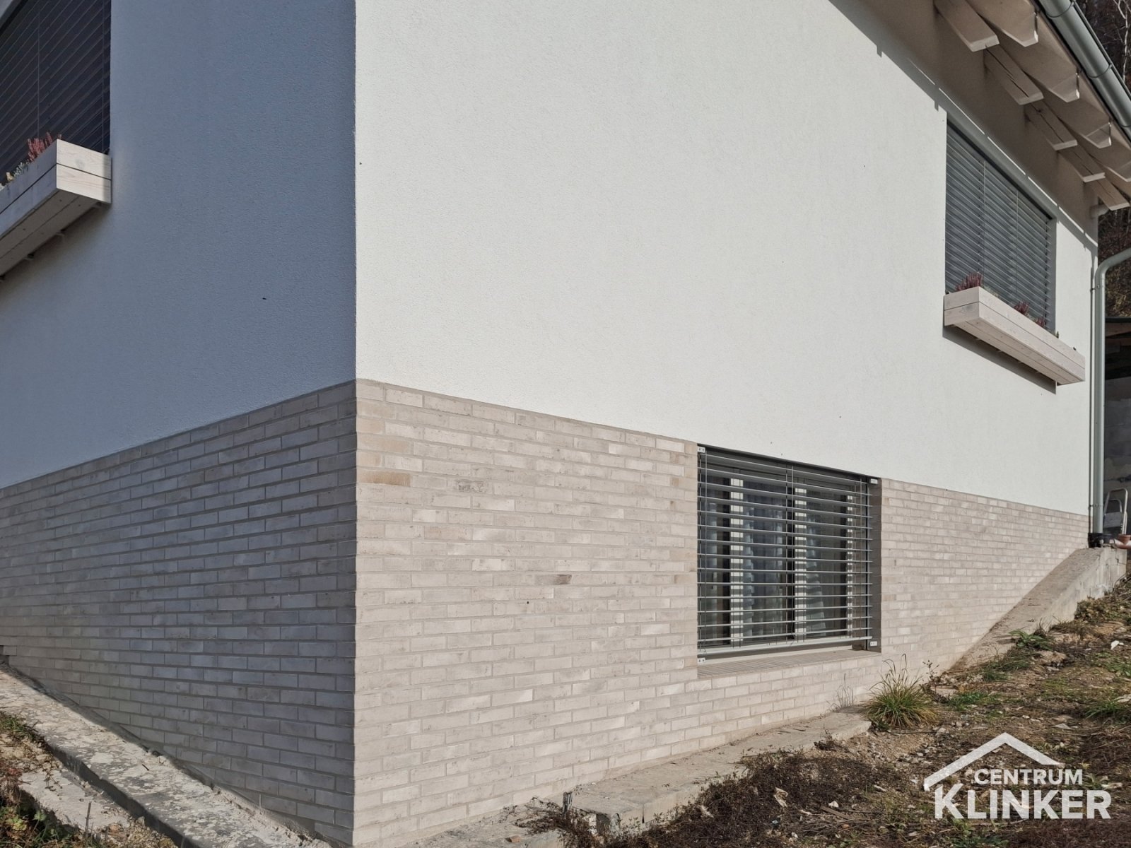 Rodinný dům, cihlový obklad Kontur EG DF 3912 hellbeige engobiert (474/8016), bílošedá spára Rodinný dům, cihlový obklad Kontur EG DF 3912 hellbeige engobiert (474/8016), bílošedá spára