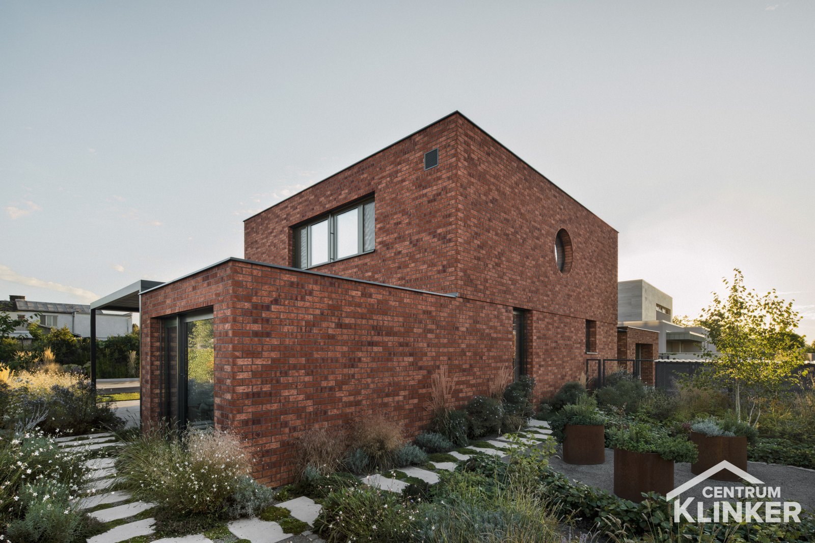 Moderní cihlová fasáda NFP.Purple rain (HF10), foto: Petr Polak, architekti: atlas forem Moderní cihlová fasáda NFP.Purple rain (HF10), foto: Petr Polak, architekti: atlas forem