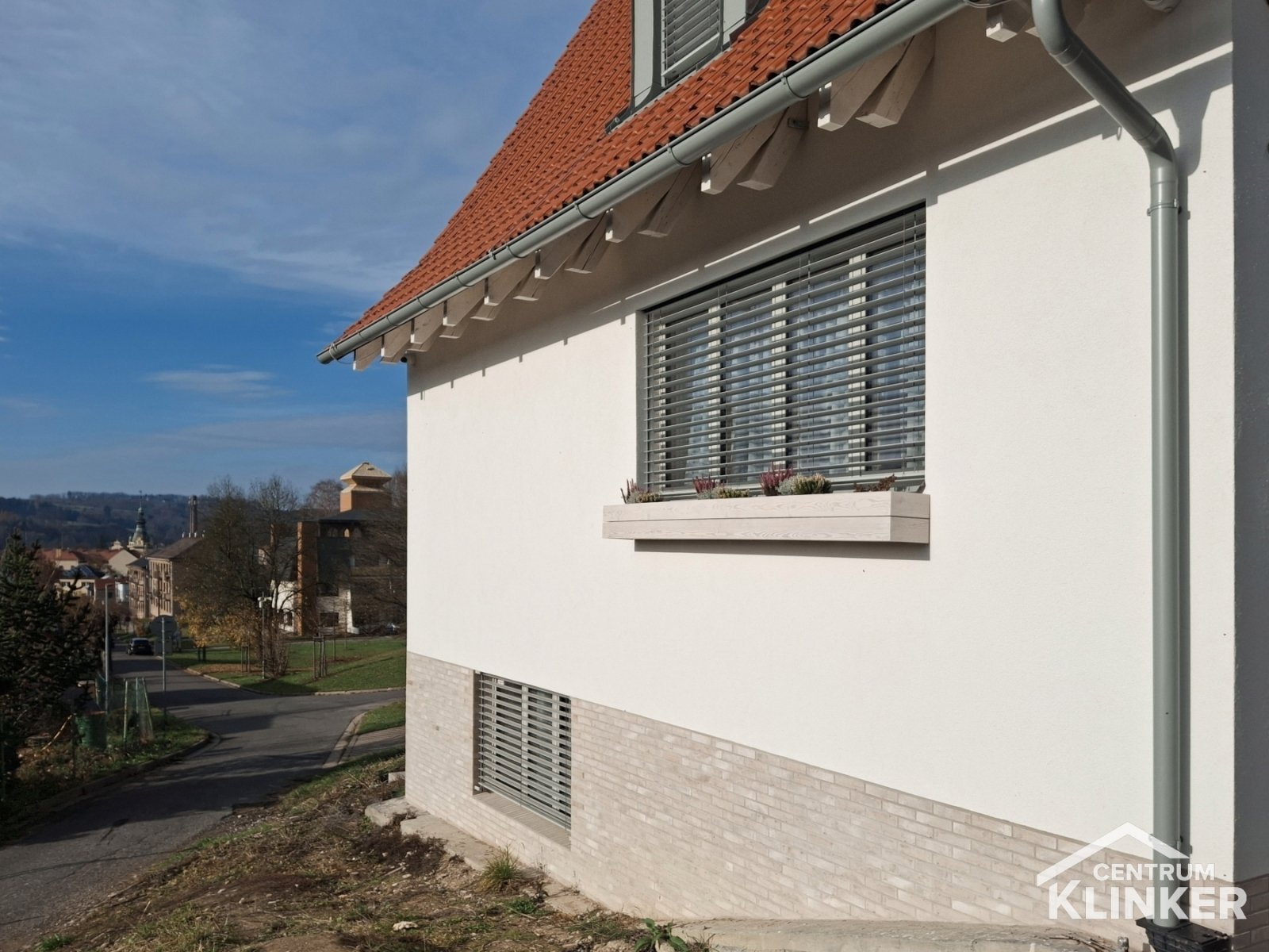 Rodinný dům, cihlový obklad Kontur EG DF 3912 hellbeige engobiert (474/8016), bílošedá spára Rodinný dům, cihlový obklad Kontur EG DF 3912 hellbeige engobiert (474/8016), bílošedá spára