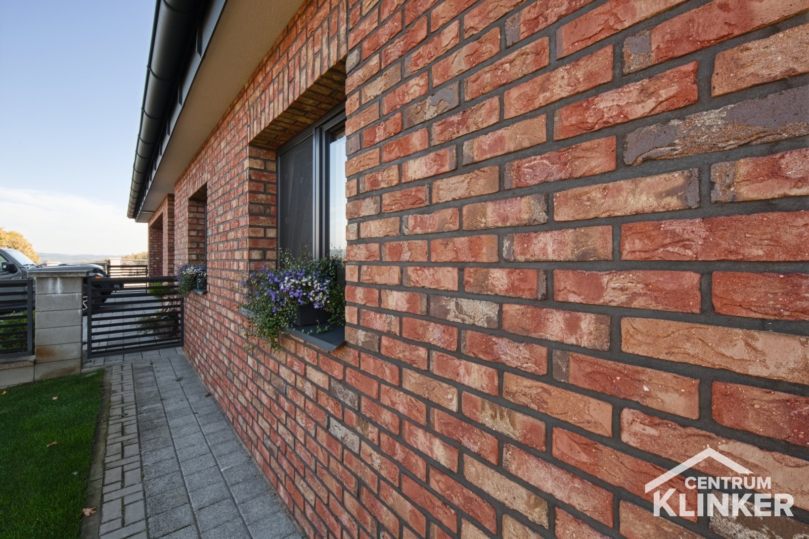 Cihlový obklad na fasádě rodinného domu, NFP.Antik 1707, antracitová spára Cihlový obklad na fasádě rodinného domu, NFP.Antik 1707, antracitová spára