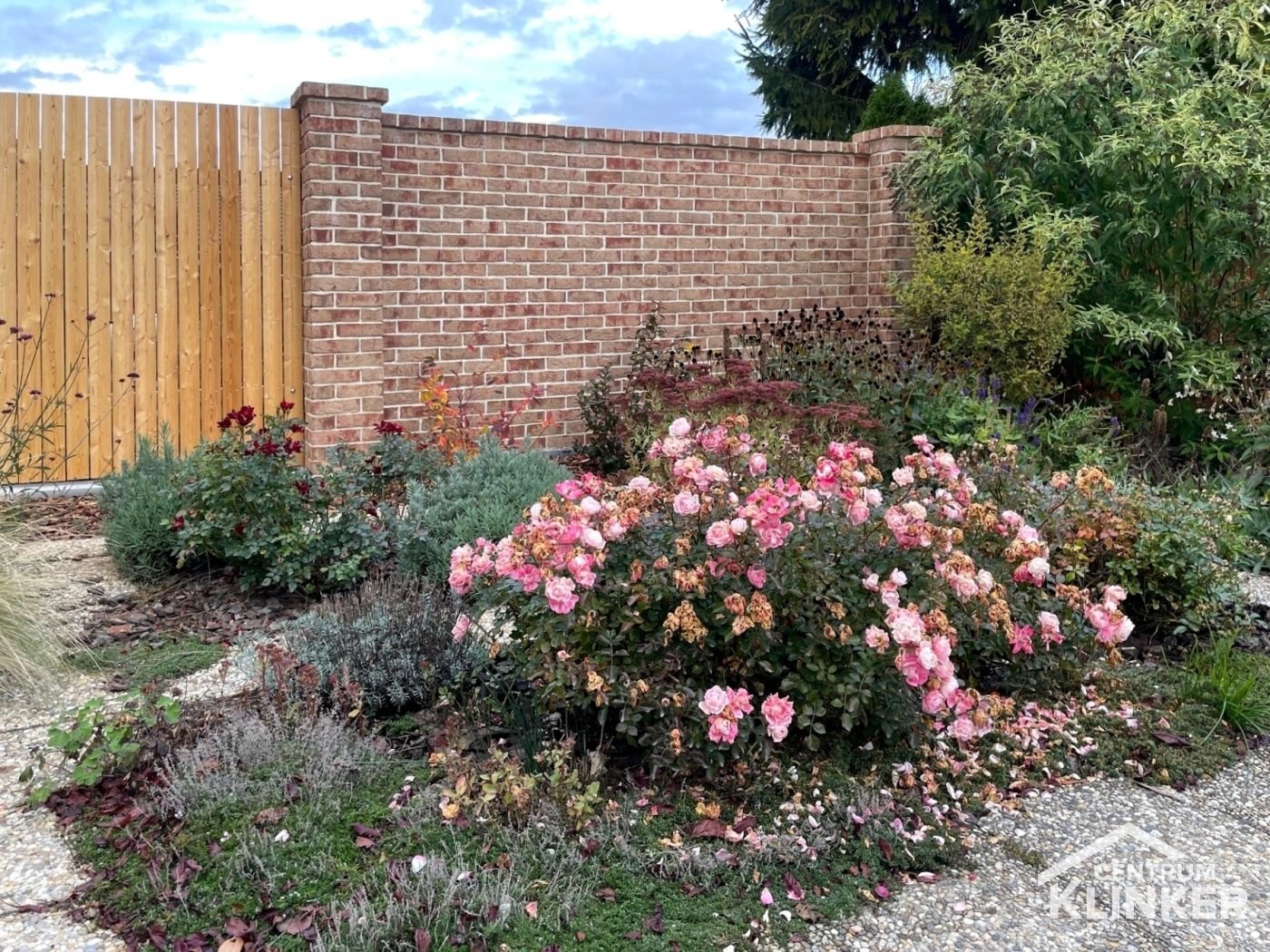 Plot z ražených cihel Röben NF.32 Moorbrand legm bunt, malta VK.01bílobéžová Plot z ražených cihel Röben NF.32 Moorbrand legm bunt, malta VK.01bílobéžová