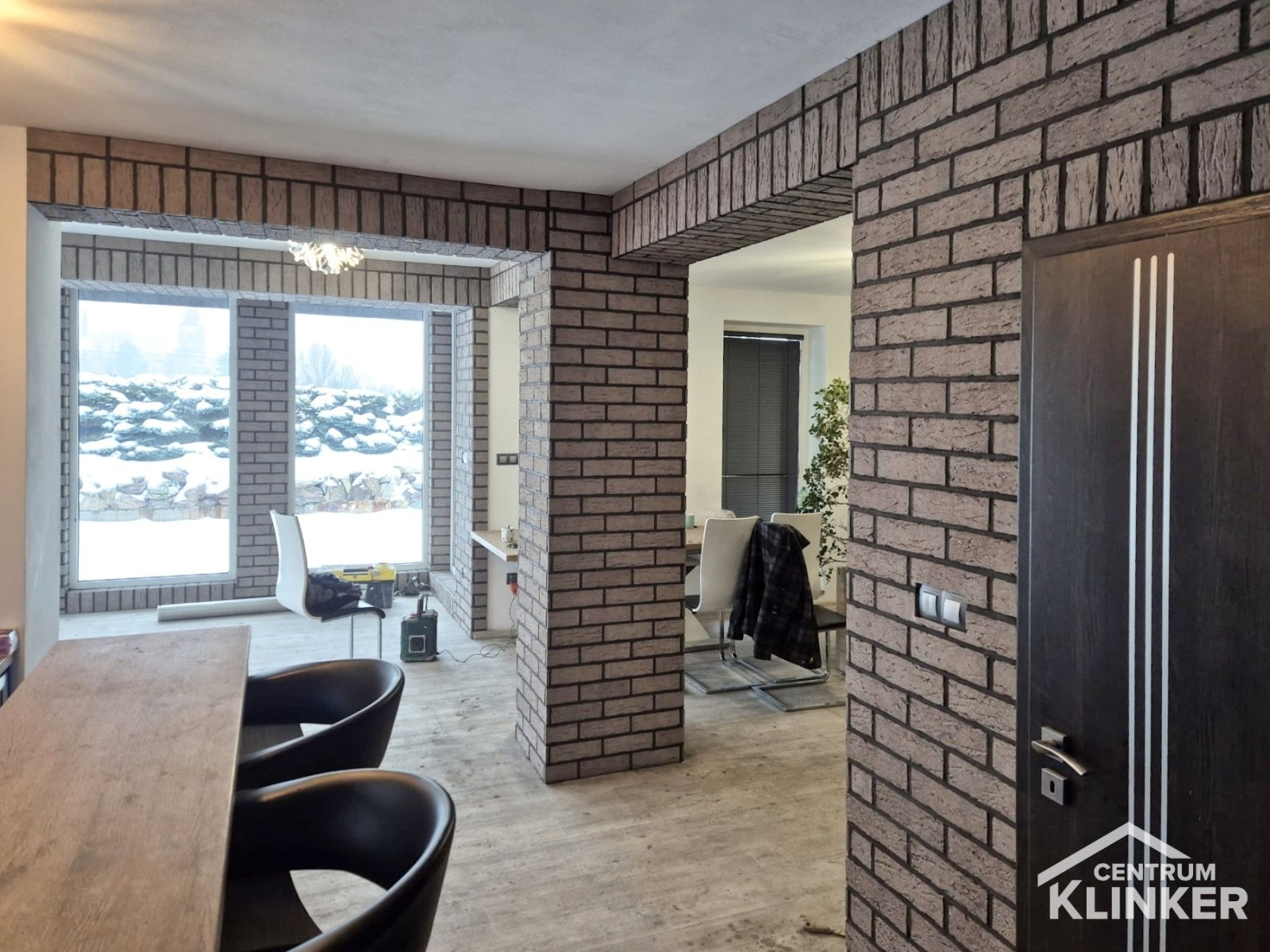 Cihlový obklad Arctic storm (HF44) v interiéru, černá spára Cihlový obklad Arctic storm (HF44) v interiéru, černá spára