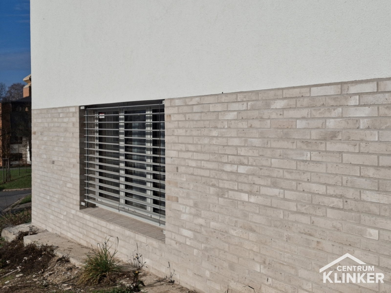 Rodinný dům, cihlový obklad Kontur EG DF 3912 hellbeige engobiert (474/8016), bílošedá spára Rodinný dům, cihlový obklad Kontur EG DF 3912 hellbeige engobiert (474/8016), bílošedá spára