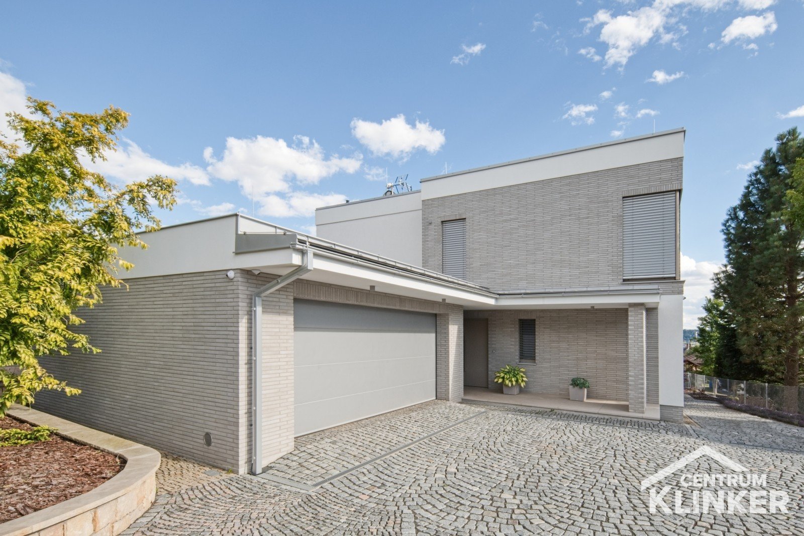 Moderní rodinný dům, cihlový pásek v extra dlouhém fomátu 490x40 mm Stiltreu LF 4074 silber grau used look (452/7756) s bílošedou spárou Moderní rodinný dům, cihlový pásek v extra dlouhém fomátu 490x40 mm Stiltreu LF 4074 silber grau used look (452/7756) s bílošedou spárou