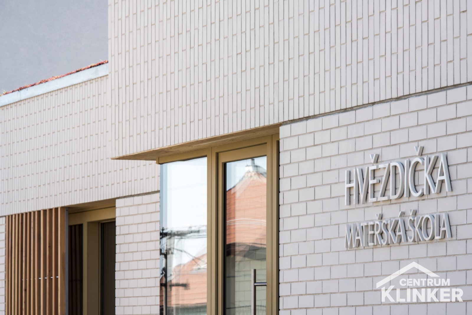 MŠ Hvězdička Šlapanice, ateliér Čtyřstěn, foto: Pavel Barták, cihlová obklad NRP.Oslo perlweiss glatt MŠ Hvězdička Šlapanice, ateliér Čtyřstěn, foto: Pavel Barták, cihlová obklad NRP.Oslo perlweiss glatt
