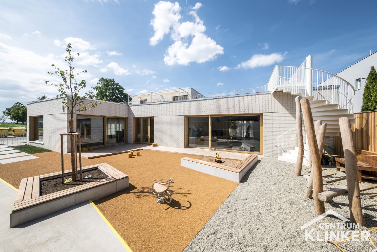 MŠ Hvězdička Šlapanice, ateliér Čtyřstěn, foto: Pavel Barták, cihlová obklad NRP.Oslo perlweiss glatt MŠ Hvězdička Šlapanice, ateliér Čtyřstěn, foto: Pavel Barták, cihlová obklad NRP.Oslo perlweiss glatt