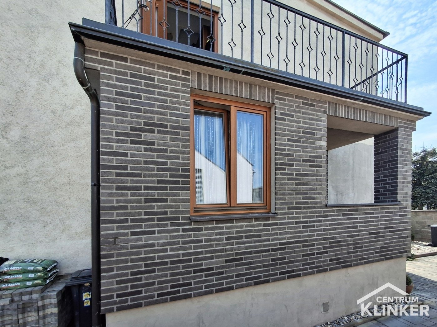 Obložený vstup rodinného domu, cihlový pásek Nuancist DF 1841 grau-braun Obložený vstup rodinného domu, cihlový pásek Nuancist DF 1841 grau-braun