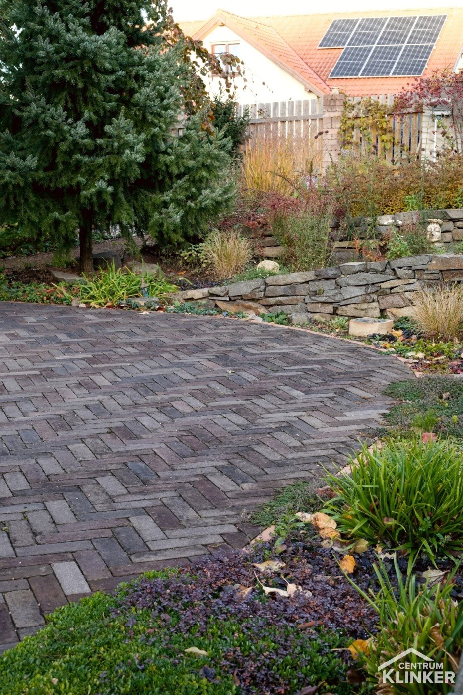 Chodníky v zahradě z cihlové klinker dlažby Pastorale mix getrommeld, formát 200x50x60 Chodníky v zahradě z cihlové klinker dlažby Pastorale mix getrommeld, formát 200x50x60