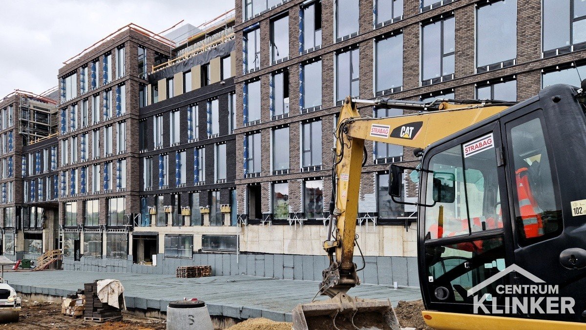 Zavěšený systém fasády s cihlovým obkladem na budově Metalica Zavěšený systém fasády s cihlovým obkladem na budově Metalica