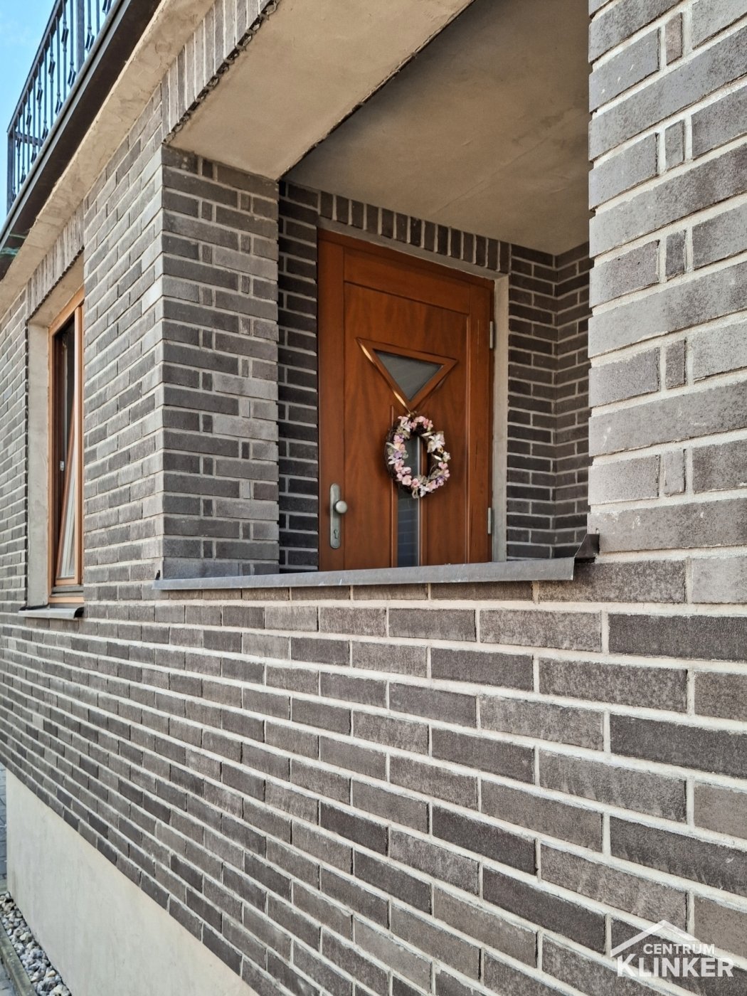 Obložený vstup rodinného domu, cihlový pásek Nuancist DF 1841 grau-braun Obložený vstup rodinného domu, cihlový pásek Nuancist DF 1841 grau-braun