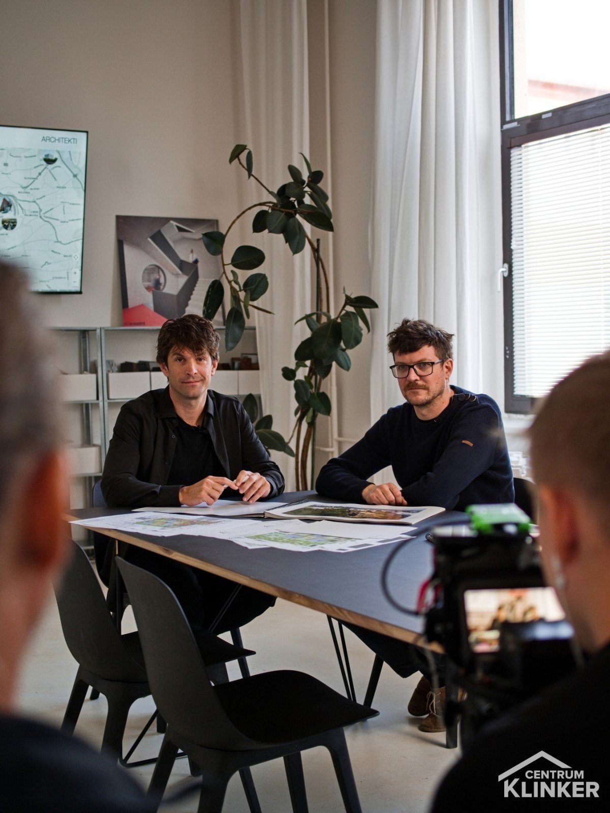 Architekti Vojta Sosna a Jakub Straka během natáčení rozhovoru k filmu o Julisce