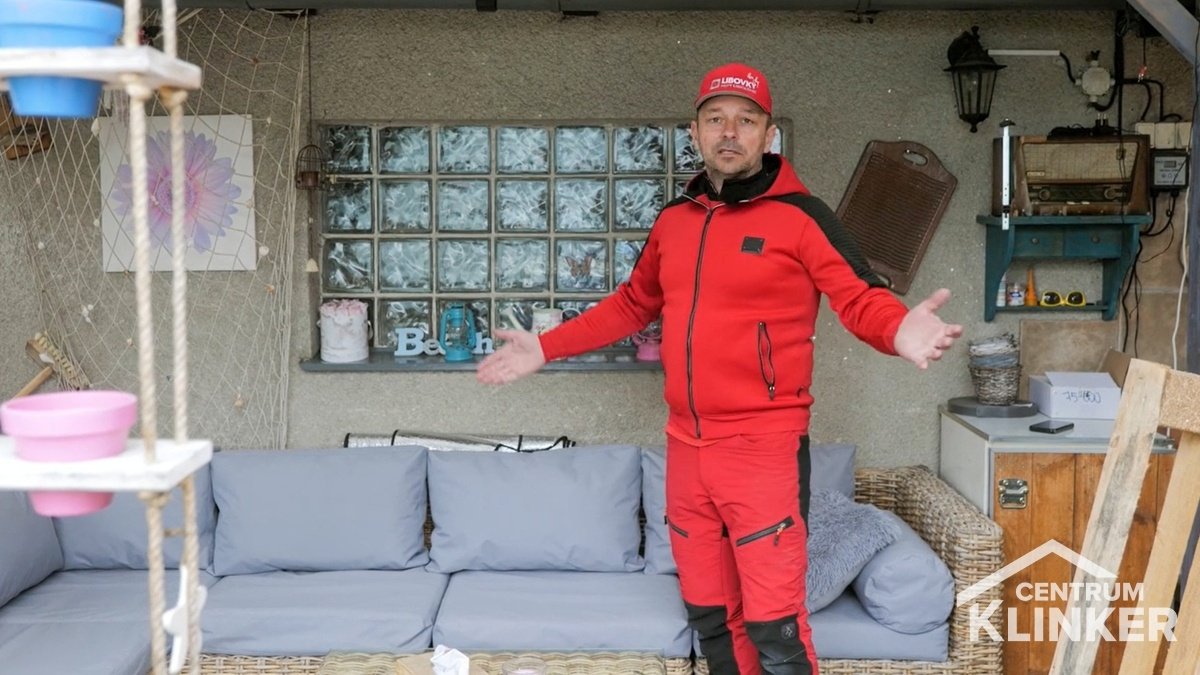 Sezení v pergole před nalepením cihlového obkladu