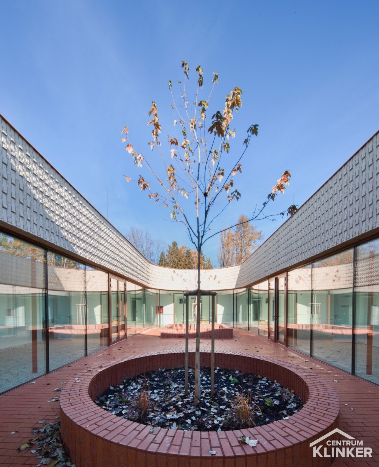 Domov pro seniory V Aleji Nový Bydžov, 3D cihlový prvek na bílé fasádě Domov pro seniory V Aleji Nový Bydžov, 3D cihlový prvek na bílé fasádě