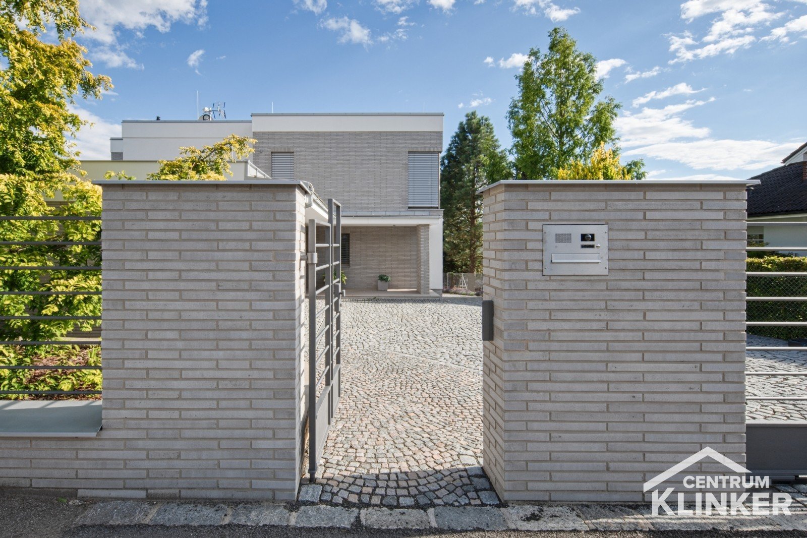 Moderní rodinný dům, cihlový pásek v extra dlouhém fomátu 490x40 mm Stiltreu LF 4074 silber grau used look (452/7756) s bílošedou spárou Moderní rodinný dům, cihlový pásek v extra dlouhém fomátu 490x40 mm Stiltreu LF 4074 silber grau used look (452/7756) s bílošedou spárou