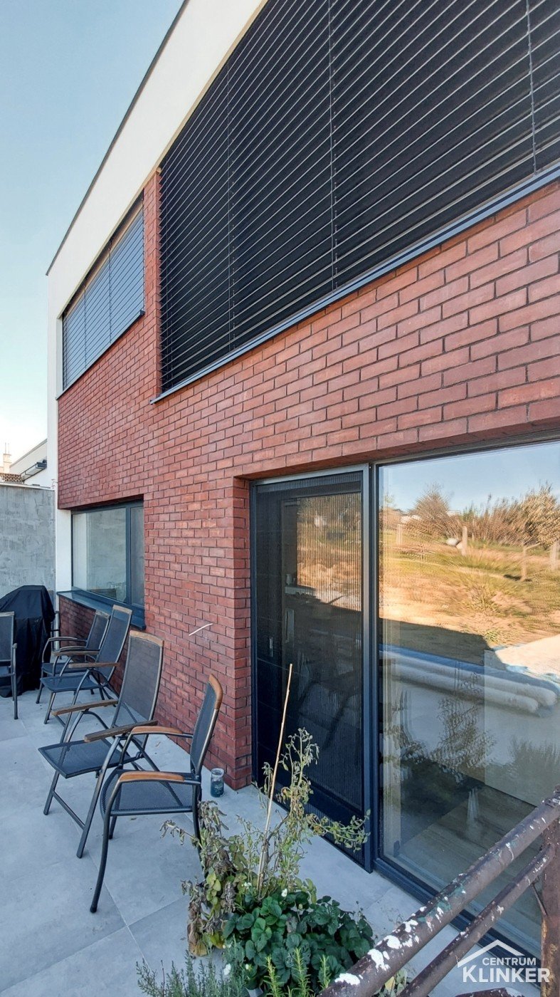 Rodinný dům s cihlovým obkladem W.WDFP.Koraalrood se šedou spárou Rodinný dům s cihlovým obkladem W.WDFP.Koraalrood se šedou spárou