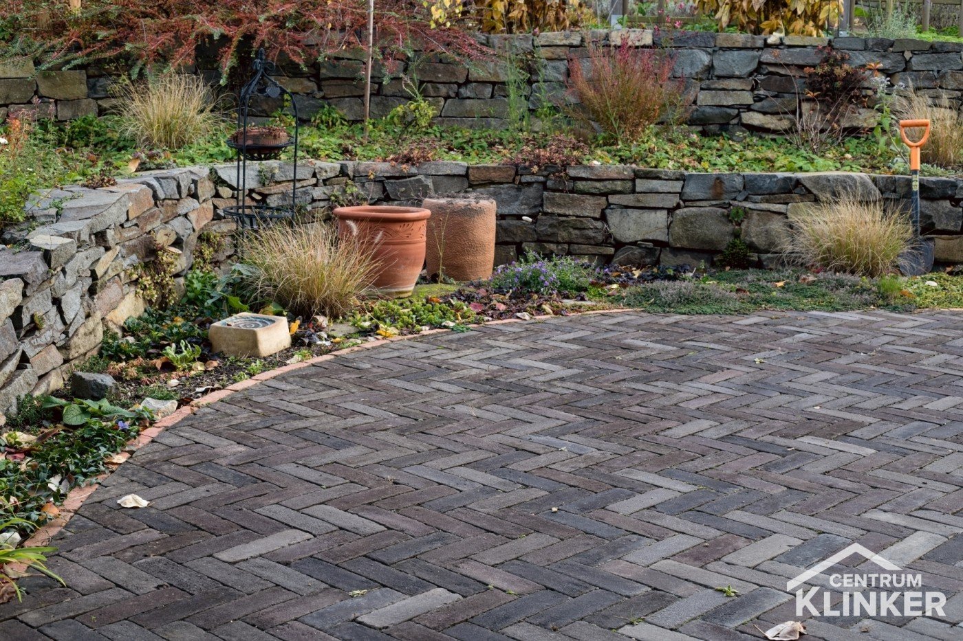 Chodníky v zahradě z cihlové klinker dlažby Pastorale mix getrommeld, formát 200x50x60 Chodníky v zahradě z cihlové klinker dlažby Pastorale mix getrommeld, formát 200x50x60