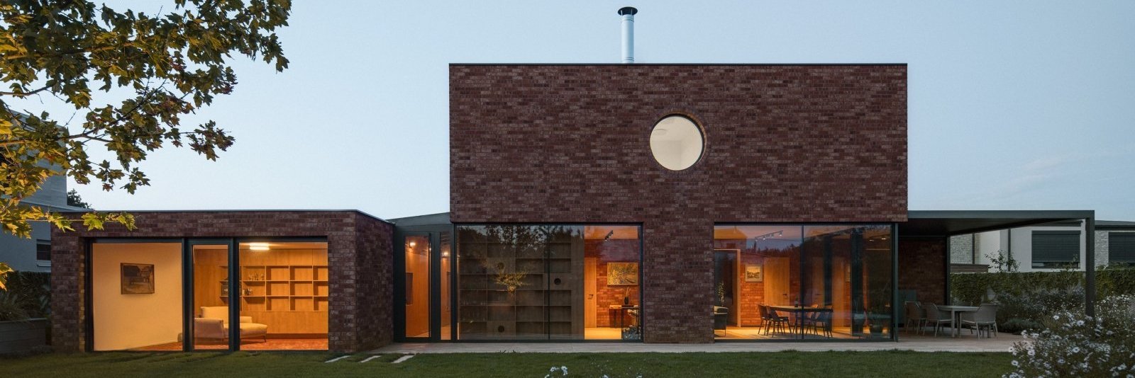 Moderní cihlová fasáda NFP.Purple rain (HF10), foto: Petr Polak, architekti: atlas forem Moderní cihlová fasáda NFP.Purple rain (HF10), foto: Petr Polak, architekti: atlas forem