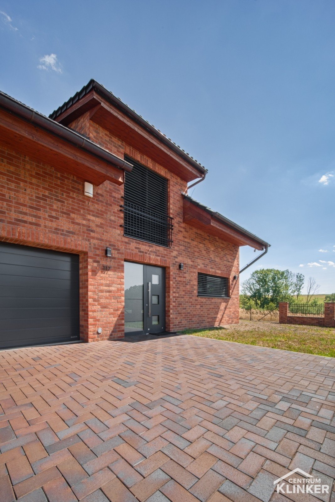 Rodinný dům s cihlovým obkladem NFP.Old house (HF07), šedá spára. Před domem cihlová dlažba klinker 991.52 mitternachtsblau Rodinný dům s cihlovým obkladem NFP.Old house (HF07), šedá spára. Před domem cihlová dlažba klinker 991.52 mitternachtsblau