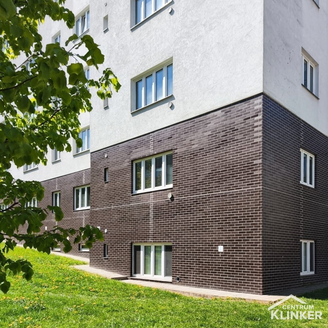 Bytový dům obložený cihlovým klinker páskem v barvě kabřince Bytový dům obložený cihlovým klinker páskem v barvě kabřince