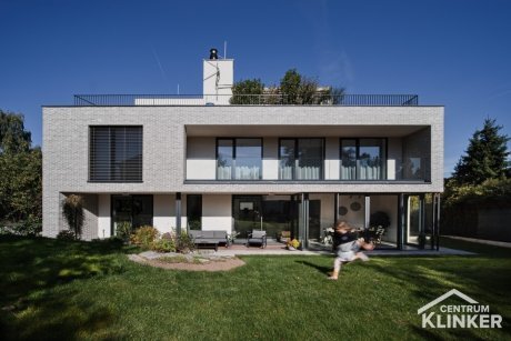 Rodinný dům s moderní cihlovou fasádou